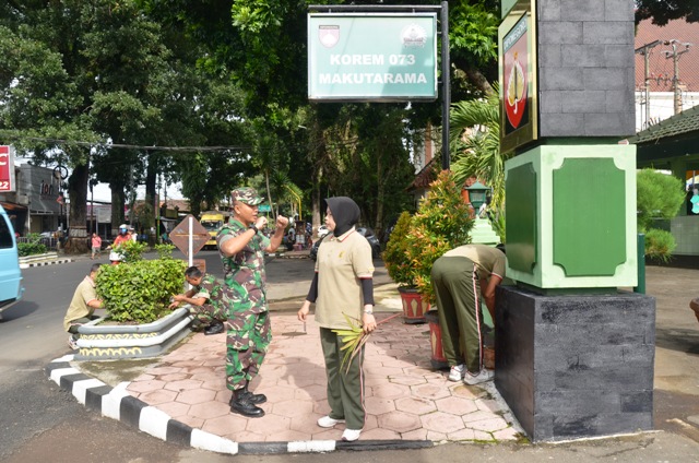 Prajurit Makorem Peduli Kebersihan Lingkungan